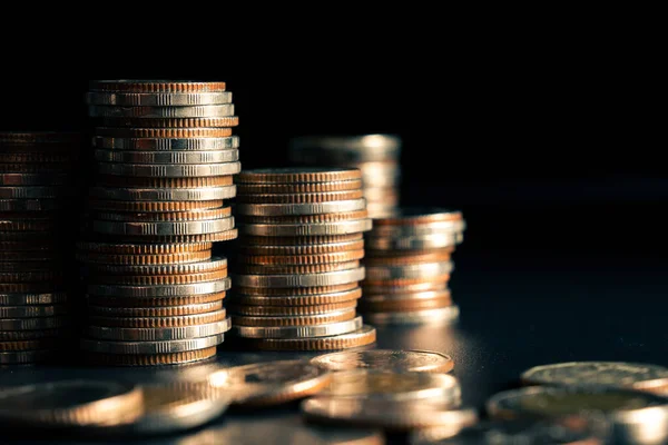 Pilha de moedas de ouro pilha em conta bancária de depósito de tesouraria financeira para economizar — Fotografia de Stock