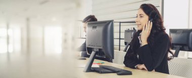 Ofiste çalışan, kulaklık takan iş adamları daha geniş görüşlü.