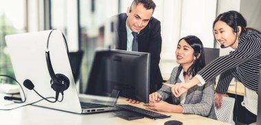 Ofiste çalışan, kulaklık takan iş adamları daha geniş görüşlü.