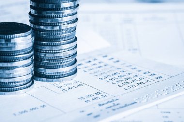 Biriktirmek için hazine mevduat hesabına yığılmış altın paralar.