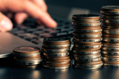 Biriktirmek için hazine mevduat hesabına yığılmış altın paralar.