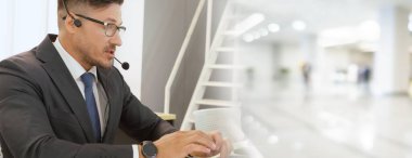 Ofiste çalışan, kulaklık takan iş adamları daha geniş görüşlü.