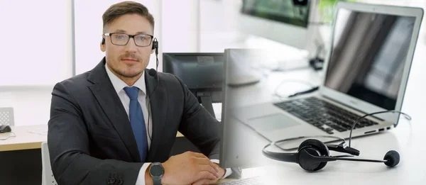 Vezetékes fülhallgatót viselő üzletemberek, akik irodai tágabb nézetben dolgoznak — Stock Fotó