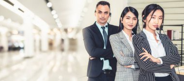 Ofiste çalışan, kulaklık takan iş adamları daha geniş görüşlü.