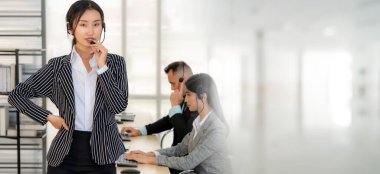 Ofiste çalışan, kulaklık takan iş adamları daha geniş görüşlü.