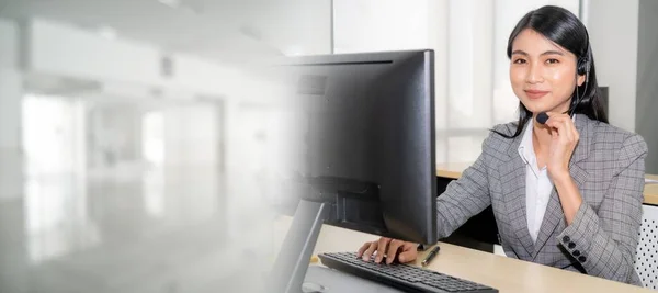 Geschäftsleute mit Headset im Büro erweitern den Blick — Stockfoto