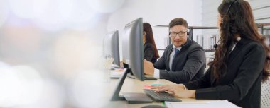 Ofiste çalışan, kulaklık takan iş adamları daha geniş görüşlü.