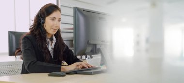 Ofiste çalışan, kulaklık takan iş adamları daha geniş görüşlü.