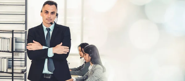 Gente de negocios con auriculares trabajando en la oficina ampliar vista — Foto de Stock