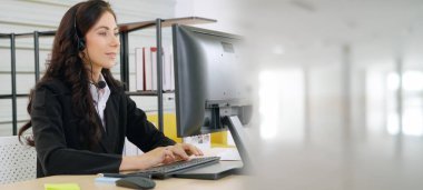 Ofiste çalışan, kulaklık takan iş adamları daha geniş görüşlü.