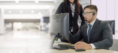 Ofiste çalışan, kulaklık takan iş adamları daha geniş görüşlü.