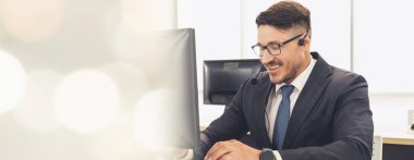 Ofiste çalışan, kulaklık takan iş adamları daha geniş görüşlü.