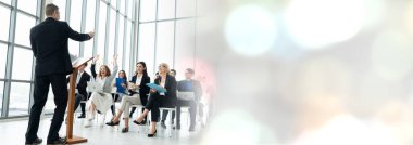 Seminer konferansında toplanan bir grup iş adamı daha geniş görüşlü