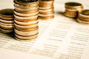 Biriktirmek için hazine mevduat hesabına yığılmış altın paralar.