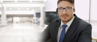 Ofiste çalışan, kulaklık takan iş adamları daha geniş görüşlü.