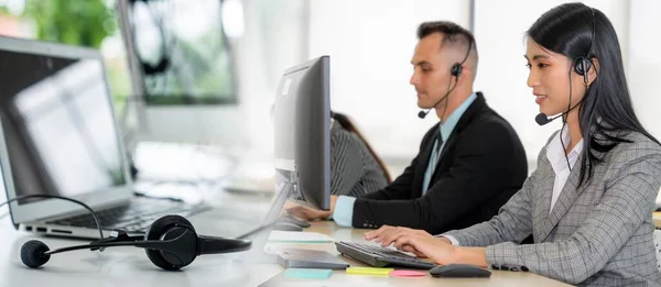 Gente de negocios con auriculares trabajando en la oficina ampliar vista —  Fotos de Stock