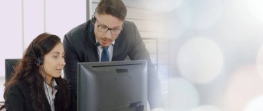 Ofiste çalışan, kulaklık takan iş adamları daha geniş görüşlü.