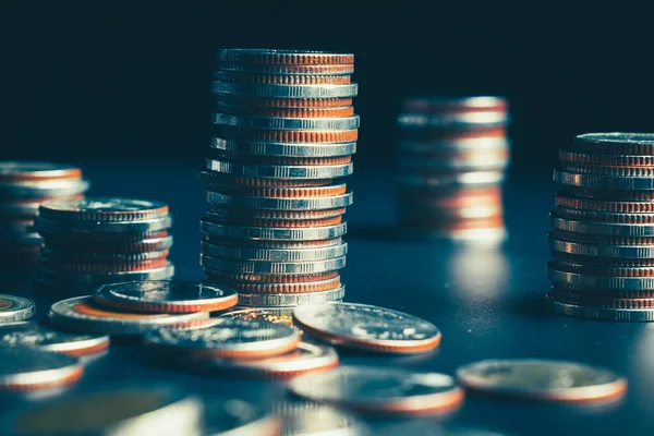 Biriktirmek için hazine mevduat hesabına yığılmış altın paralar.