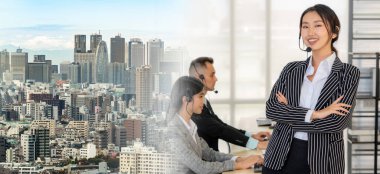 Ofiste çalışan, kulaklık takan iş adamları daha geniş görüşlü.