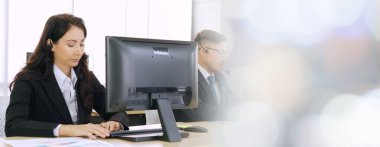 Ofiste çalışan, kulaklık takan iş adamları daha geniş görüşlü.