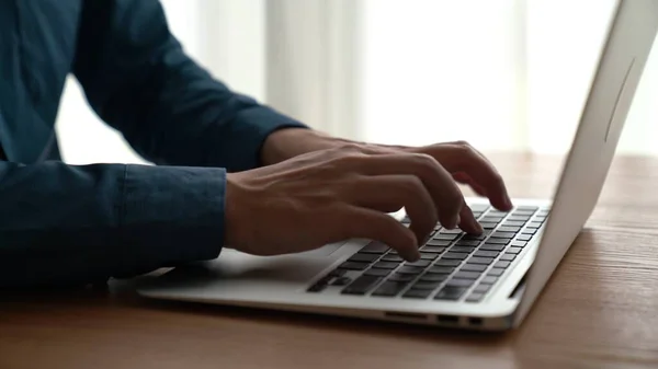 Uomo d'affari mano lavora su computer portatile in grado al tavolo dell'ufficio primo piano colpo — Foto Stock