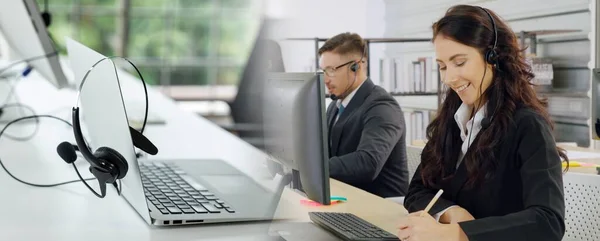 Les gens d'affaires portant un casque travaillant dans le bureau élargissent la vue — Photo