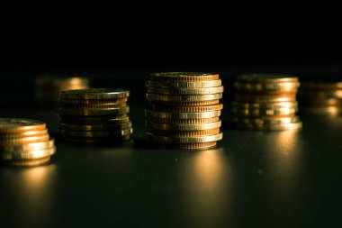 Biriktirmek için hazine mevduat hesabına yığılmış altın paralar.