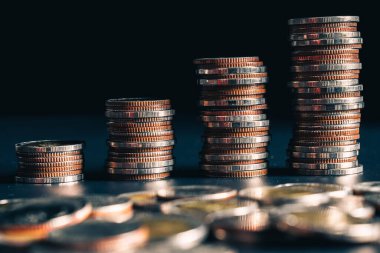 Biriktirmek için hazine mevduat hesabına yığılmış altın paralar.