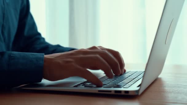 Επιχειρηματίας χέρι λειτουργεί σε ικανό φορητό υπολογιστή στο γραφείο πίνακα κοντινό πλάνο — Αρχείο Βίντεο