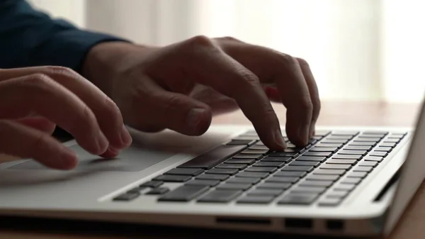 Biznesmen ręka pracuje na zdolnym laptopie komputera przy stole biurowym zbliżenie strzał — Zdjęcie stockowe