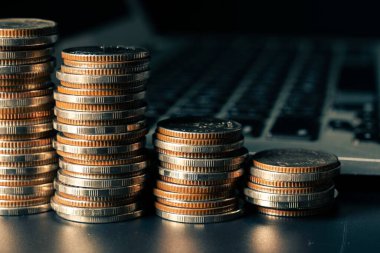 Biriktirmek için hazine mevduat hesabına yığılmış altın paralar.