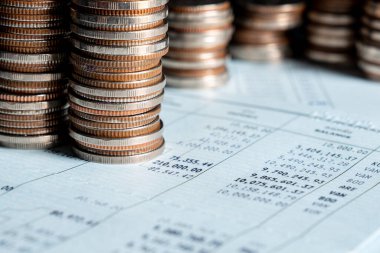 Biriktirmek için hazine mevduat hesabına yığılmış altın paralar.