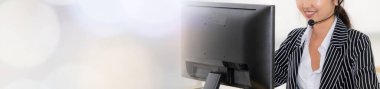 Geniş görünüm panoramik pankartta çağrı merkezi veya müşteri destek aracıName