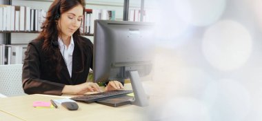 Ofiste çalışan, kulaklık takan iş adamları daha geniş görüşlü.