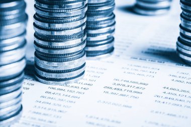 Biriktirmek için hazine mevduat hesabına yığılmış altın paralar.