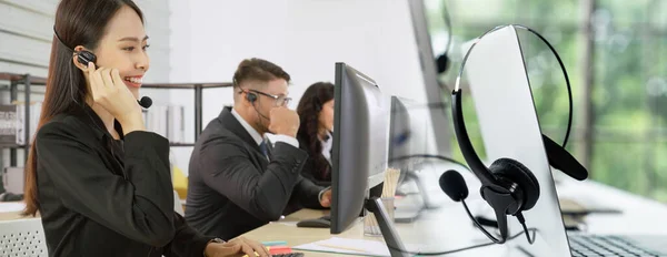 Zakenmensen die een headset dragen en op kantoor werken, verbreden het zicht — Stockfoto