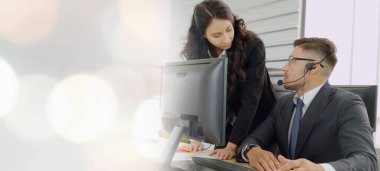 Ofiste çalışan, kulaklık takan iş adamları daha geniş görüşlü.