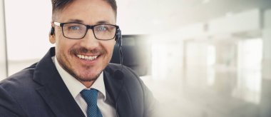 Ofiste çalışan, kulaklık takan iş adamları daha geniş görüşlü.