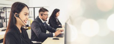 Ofiste çalışan, kulaklık takan iş adamları daha geniş görüşlü.