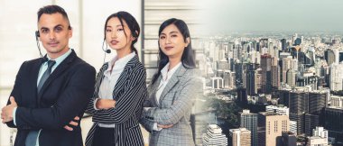 Ofiste çalışan, kulaklık takan iş adamları daha geniş görüşlü.