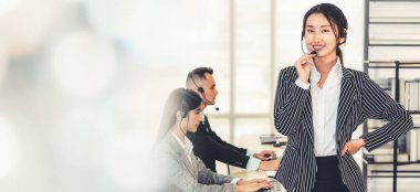 Ofiste çalışan, kulaklık takan iş adamları daha geniş görüşlü.