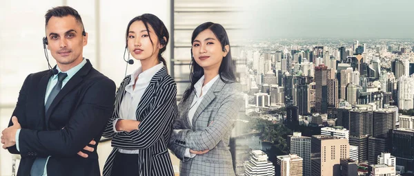 Ofiste çalışan, kulaklık takan iş adamları daha geniş görüşlü.