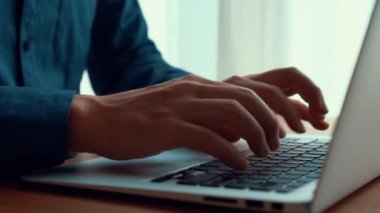 İşadamı ofis masasındaki bilgisayarda çalışıyor. Yakın çekim.