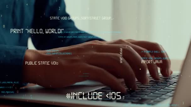 Počítačový programátor používá pro vývoj programovacího kódu schopný notebook — Stock video
