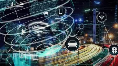 Yeni şehir yolunda gelecekteki araba trafiği için akıllı ulaşım teknolojisi kavramı