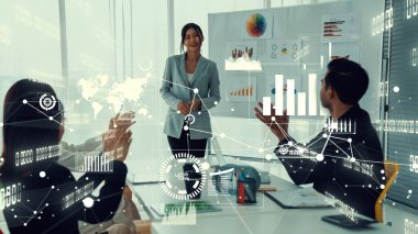 Şirket personeli toplantısındaki iş adamları imrendirici grafikle