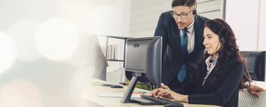 Ofiste çalışan, kulaklık takan iş adamları daha geniş görüşlü.