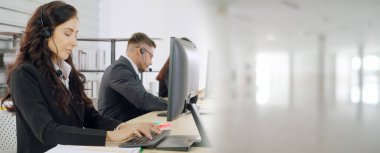 Ofiste çalışan, kulaklık takan iş adamları daha geniş görüşlü.