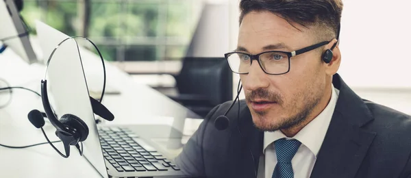 Gente de negocios con auriculares trabajando en la oficina ampliar vista — Foto de Stock