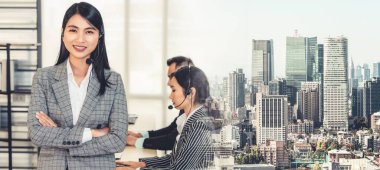 Ofiste çalışan, kulaklık takan iş adamları daha geniş görüşlü.